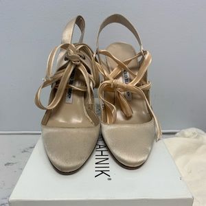 Manolo Blahnik Erzikan Crepe Seashell 36